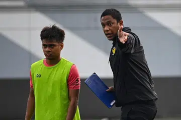 MAHU BERI SAINGAN: Firdaus (kanan) memimpin Hougang United julang trofi kejohanan besar pertama kelab itu ketika menjuarai Piala Singapura 2022. - Foto ST
