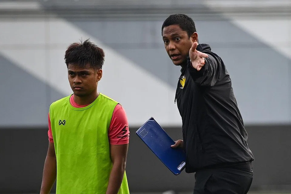 MAHU BERI SAINGAN: Firdaus (kanan) memimpin Hougang United julang trofi kejohanan besar pertama kelab itu ketika menjuarai Piala Singapura 2022. - Foto ST