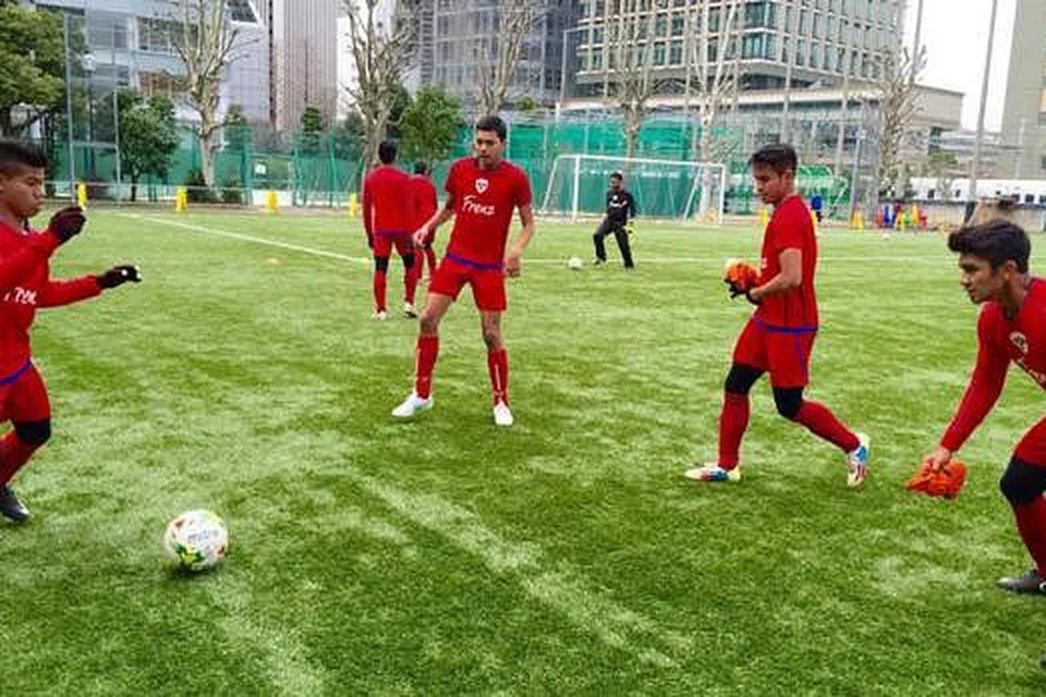 MEMBANGUN KEMAHIRAN ANAK MUDA: Kelab Bola Sepak Frenz United (FUFC) mahu mengasah bakat dalam sukan bola sepak dan dengan kerjasama 'Berita Harian' melalui Kejohanan Futsal Nasional, kelab ini dapat mencapai cita-citanya melahirkan bakat bola sepak. - Foto-foto FUFC FACEBOOK