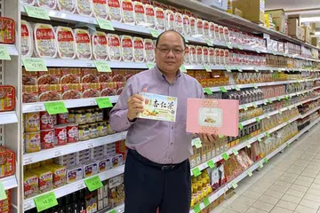 PASTIKAN HALAL: Pasar raya Encik Faizal hanya menjual produk-produk luar negara yang mempunyai logo halal diiktiraf oleh Muis. - Foto ihsan FAIZAL TAN