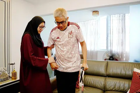Menurut Cik Suhaila Mohamad Sahari (kiri), jumlah dana yang telah terkumpul dapat digunakan buat pembiayaan kos perubatan suaminya, Rezal Hassan, yang merangkumi ubat-ubatan yang perlu dibeli dan kos terapi yang perlu dijalani dua kali seminggu di hospital.