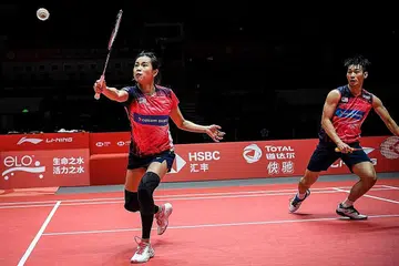 TURUN GELANGGANG: Peminat badminton tempatan dapat menyaksikan aksi pasangan beregu campuran dari Malaysia, Goh Liu Ying (kiri) dan Chan Peng Soon, yang memenangi pingat perak semasa Sukan Olimpik 2016, di Stadium Tertutup Singapura setelah mereka mengesahkan penyertaan dalam pertandingan Badminton Terbuka Singapura tahun ini. - Foto AFP