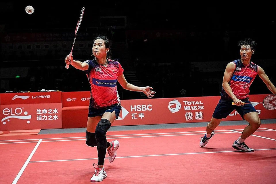 TURUN GELANGGANG: Peminat badminton tempatan dapat menyaksikan aksi pasangan beregu campuran dari Malaysia, Goh Liu Ying (kiri) dan Chan Peng Soon, yang memenangi pingat perak semasa Sukan Olimpik 2016, di Stadium Tertutup Singapura setelah mereka mengesahkan penyertaan dalam pertandingan Badminton Terbuka Singapura tahun ini. - Foto AFP