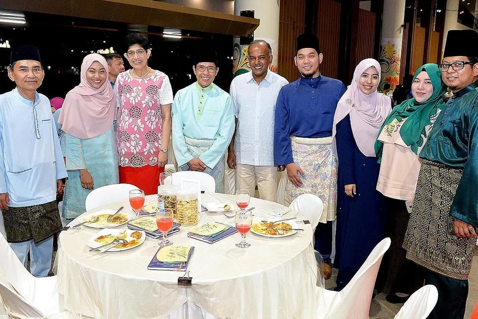 SYAWAL MUHIBAH: (Dari kiri) Ustazah Liyana Musfirah, Profesor Madya Fatimah Lateef, Dr Mohamad Maliki Osman, Encik K. Shanmugam, Ustaz Muhammad Zahil Zakaria, Ustazah Sharifah Hayatunnur Mohamed, Cik Rosalinah Mohamed Ali dan Ustaz Fakhrudin Dzaki. - Foto BM oleh KHALID BABA