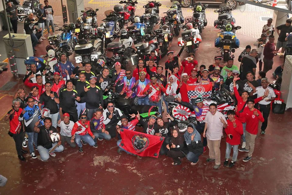 AGIH KASIH: Kumpulan bikers dengan kerjasama MAEC telah mengagihkan makanan serta keperluan kepada 150 keluarga kurang bernasib baik. - Foto BH oleh KELVIN CHNG
