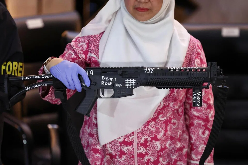 Pengerusi Suruhanjaya Perlindungan Kanak-Kanak Indonesia (KPAI), Margaret Aliyatul Maimunah, memegang sepucuk ‘senapang mainan’ yang mempunyai nota bertulis sebagai sebahagian daripada bahan bukti yang dipamerkan dalam sidang media susulan letupan yang berlaku di masjid dalam kawasan kompleks sekolah ketika solat Jumaat minggu lalu. Sidang media itu diadakan di Ibu Pejabat Polis Jakarta, Indonesia, pada 11 November 2025.