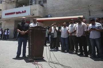 Ketua Pejabat Media Hamas, Ismail al-Thawabta (tengah kanan), berucap pada sidang media di Hospital Al-Aqsa di Deir al-Balah, tengah Gaza, pada 6 Julai 2026. Hamas mengumumkan pembubaran badan yang mentadbir Gaza sejak hampir dua dekad lalu bagi membuka laluan kepada jawatankuasa teknokrat Palestin melaksanakan pentadbiran awam di wilayah itu