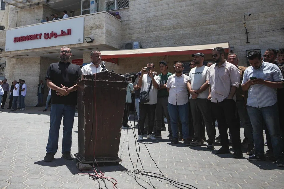 Ketua Pejabat Media Hamas, Ismail al-Thawabta (tengah kanan), berucap pada sidang media di Hospital Al-Aqsa di Deir al-Balah, tengah Gaza, pada 6 Julai 2026. Hamas mengumumkan pembubaran badan yang mentadbir Gaza sejak hampir dua dekad lalu bagi membuka laluan kepada jawatankuasa teknokrat Palestin melaksanakan pentadbiran awam di wilayah itu