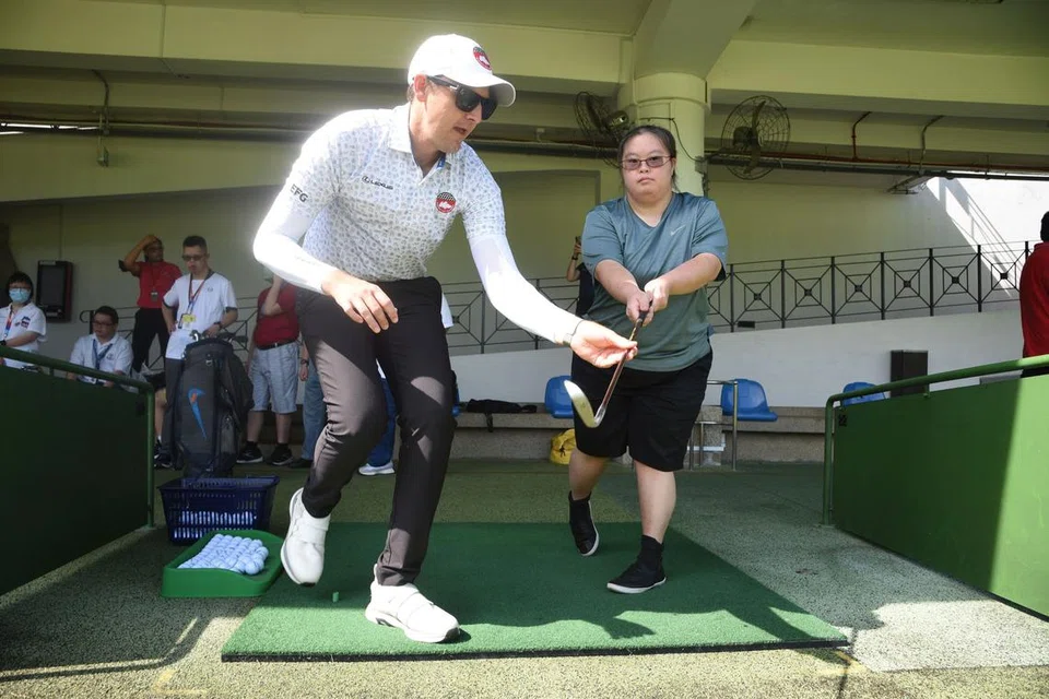 PENGENALAN PADA GOLF: Seorang peserta diperkenalkan kepada golf, oleh jurulatih nasional, Murray Smit (kiri) menerusi program pendekatan bersama SDSC sempena Minggu Golf SGA.