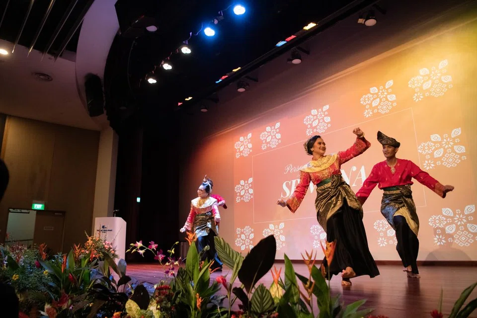 Persembahan tarian oleh kumpulan Sriwana semasa acara Sayembara Bisikan Pena 2024 yang diadakan di Auditorium Perpustakaan daerah Woodlands pada 6 Julai. 