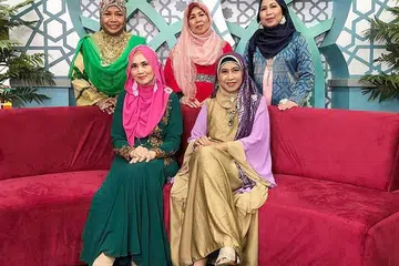 MASIH TERIMA BANYAK TEMPAHAN: Kumpulan Al-Jawaher mempunyai jadual padat dengan menerima pelbagai undangan dari Malaysia dan Singapura sepanjang Mac hingga Julai lalu. Antaranya undangan Majlis Maulidur Rasul anjuran Masjid Omar Salleh; Majlis Maulidur Rasul anjuran Jamiyah di Bedok Stadium; Artifak Rasulullah anjuran Jamiyah di Expo. - Foto AL-JAWAHER