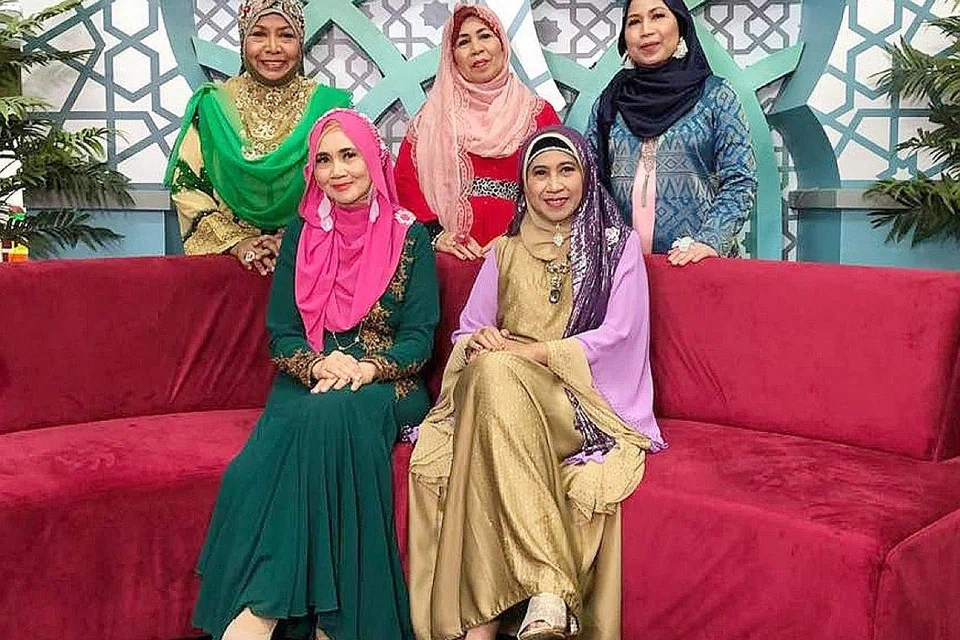 MASIH TERIMA BANYAK TEMPAHAN: Kumpulan Al-Jawaher mempunyai jadual padat dengan menerima pelbagai undangan dari Malaysia dan Singapura sepanjang Mac hingga Julai lalu. Antaranya undangan Majlis Maulidur Rasul anjuran Masjid Omar Salleh; Majlis Maulidur Rasul anjuran Jamiyah di Bedok Stadium; Artifak Rasulullah anjuran Jamiyah di Expo. - Foto AL-JAWAHER