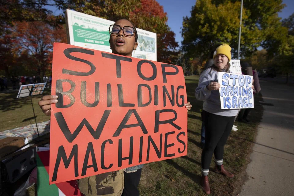  Penunjuk perasaan pro-Palestin mengadakan tunjuk perasaan di pintu masuk acara tempat calon daripada Parti Demokrat, Naib Presiden Cik Kamala Harris, berucap pada 18 Oktober 2024 di Grand Rapids, Michigan. 