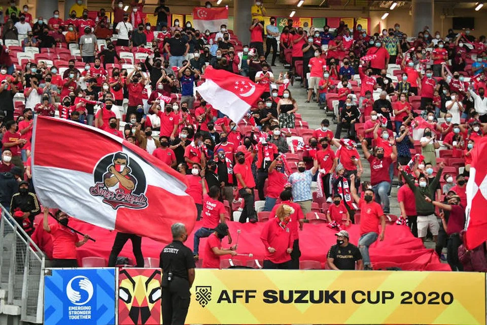 MAHU PENJELASAN: Kumpulan penyokong bola sepak Singapura, Singa Brigade bersorak bagi pasukan Singa dalam Piala Suzuki AFF 2020 di Stadium Negara.