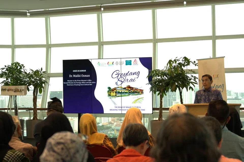 RAKAMAN SEJARAH: Dr Mohamad Maliki Osman berkata buku-buku di bawah siri ‘Cerita@Geylang Serai’ berfungsi sebagai wadah untuk tradisi, kenangan dan impian yang memastikan suara dan warisan Geylang Serai terus berkembang dan bergema sepanjang masa.