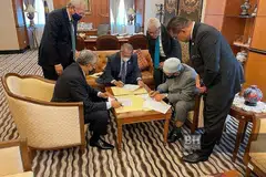 DULU BEKERJASAMA: Tan Sri Muhyiddin Yassin (duduk, tengah) bersama Datuk Seri Dr Ahmad Zahid Hamidi (duduk, kiri) dan Tan Sri Abdul Hadi Awang (duduk, kanan) menandatangani dokumen selepas pertemuan enam mata berhubung kemelut politik Perak di Bangunan Parlimen pada Disember 2020, dalam usaha membentuk kerjasama antara tiga parti utama melibatkan Perikatan Nasional, Umno dan PAS. - Foto fail/ TWITTER DATUK TAKIYUDDIN HASSAN