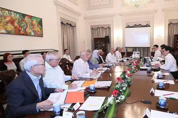 BERI TAKLIMAT: Puan Halimah diapit anggota CPA ketika menemui wakil MOF bagi mendengar taklimat oleh Encik Heng (paling kanan) serta pegawai dari MOF mengenai usulan pemerintah terhadap jangkaan pulangan sebenar jangka panjang asetnya. - FACEBOOK PRESIDEN HALIMAH YACOB