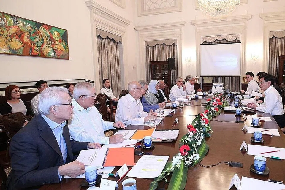 BERI TAKLIMAT: Puan Halimah diapit anggota CPA ketika menemui wakil MOF bagi mendengar taklimat oleh Encik Heng (paling kanan) serta pegawai dari MOF mengenai usulan pemerintah terhadap jangkaan pulangan sebenar jangka panjang asetnya. - FACEBOOK PRESIDEN HALIMAH YACOB