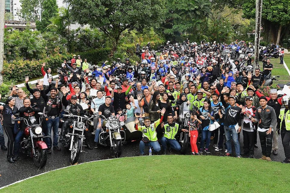  BERI SOKONGAN: Para penunggang sama-sama menyokong usaha mengumpul dana serta meningkatkan kesedaran tentang nasib mangsa di Sulawesi yang ditimpa musibah gempa bumi dan tsunami baru-baru ini. - Foto BH oleh KHALID BABA
