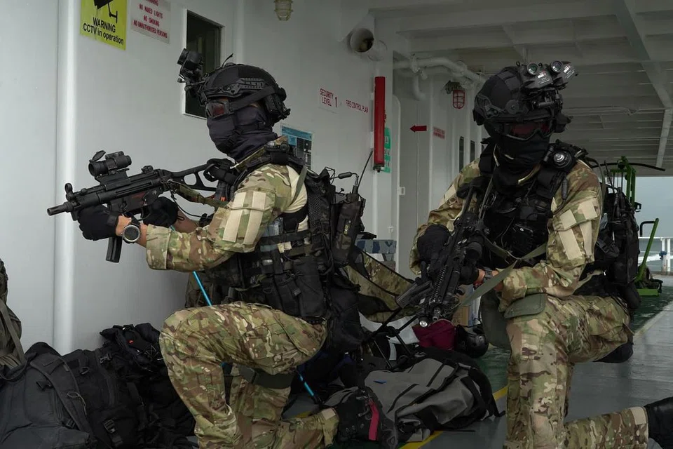 Dua pegawai Pasukan Bertindak Operasi Khas dilihat telah menaiki sebuah kapal perdagangan setelah ia dirampas pengganas semasa latihan.