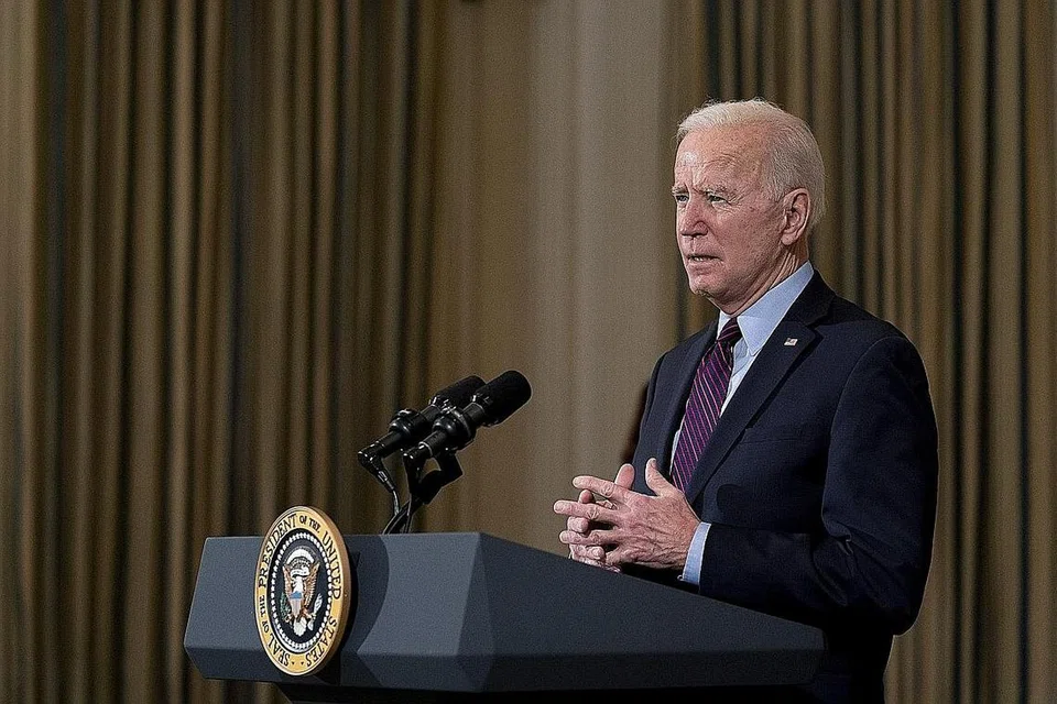 HUBUNGAN AMERIKA DAN CHINA: Presiden Amerika Joe Biden (atas) belum menghubungi Presiden China Xi Jinping sejak pelantikannya tempoh hari. Encik Biden menjangkakan hubungan dua hala dengan Beijing bakal memiliki kelainan. - Foto EPA-EFE