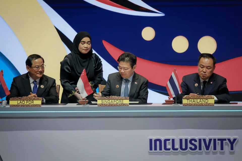 Perdana Menteri, Encik Lawrence Wong (tiga dari kiri) menandatangani dokumen yang mengesahkan penyertaan Timor-Leste sebagai negara anggota Asean yang ke-11 pada 26 Oktober. 