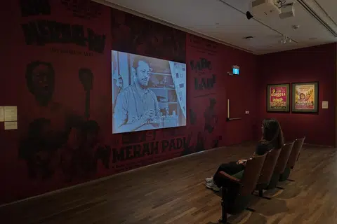 Ruang sudut yang di anugerahkan khas untuk seniman P. Ramlee. Di sini pengunjung boleh berhenti seketika untuk menyelami ulasan tentang perbandaran, kemiskinan dan hubungan sesama manusia yang dilakarkan di layar perak oleh pangarah, dan pelakon tersohor itu.