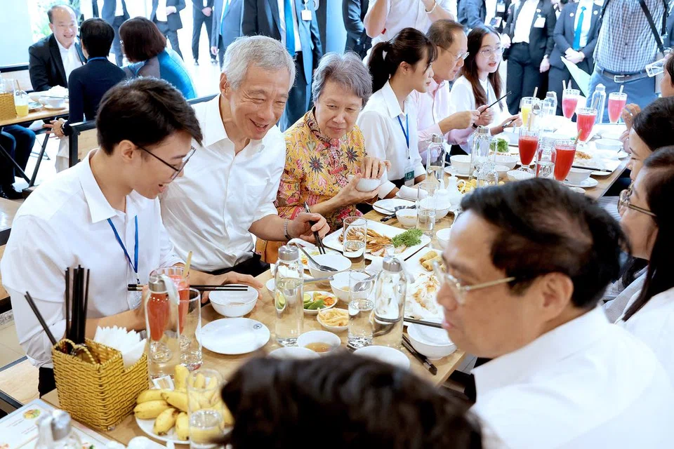 PERTEMUAN DENGAN BELIA: Perdana Menteri, Encik Lee Hsien Loong dan isteri, Cik Ho Ching meluangkan masa makan tengahari serta berinteraksi dengan para pelajar Universiti Nasional Vietnam (VNU) pada Selasa. 