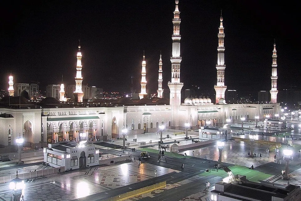 DIBUKA SEMULA: Masjid Nabawi di Madinah akan dibuka semula kepada jemaah secara berperingkat bermula subuh esok, dengan beberapa langkah berjaga-jaga. - Foto fail