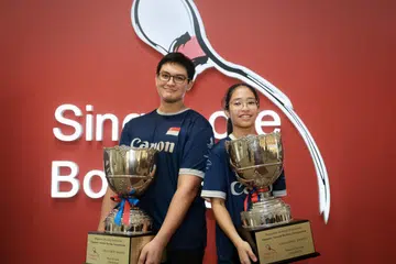 MUDA MENYENGAT: John Faragalla (kiri) dan Nur Irdina Hazly masing-masing dinobat juara divisyen terbuka lelaki dan wanita dalam Kejohanan Boling Kebangsaan Singapura ke-53 pada 25 November. 