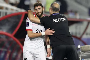 CIPTA SEJARAH: Penjaring gol kedua Palestin, Zeid Qunbar (kiri), selepas digantikan pada separuh kedua perlawanan, sambil disaksikan jurulatih Makram Daboub. 
