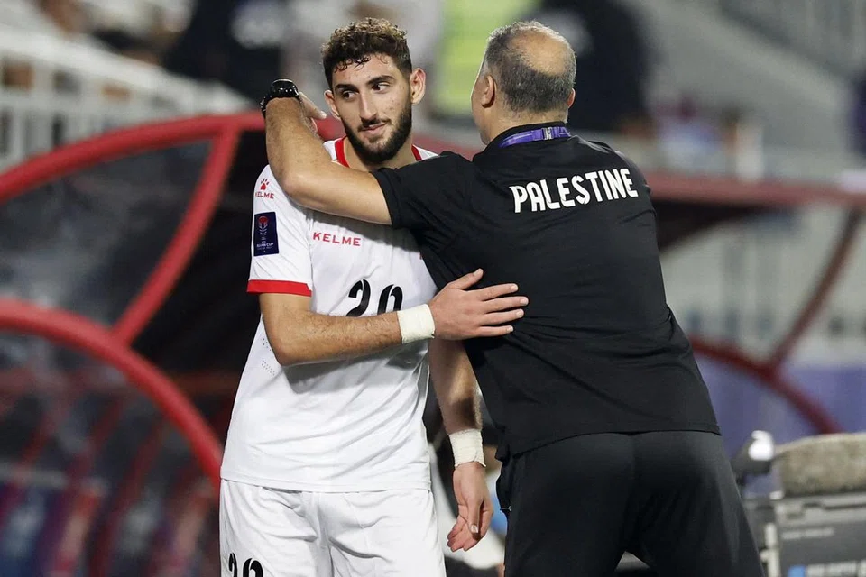 CIPTA SEJARAH: Penjaring gol kedua Palestin, Zeid Qunbar (kiri), selepas digantikan pada separuh kedua perlawanan, sambil disaksikan jurulatih Makram Daboub. 