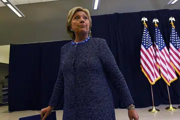 YAKIN TIADA SALAH LAKU: Cik Hillary Clinton setelah memberi sidang akhbar mengkritik siasatan terbaru FBI di Des Moines, Iowa, semalam - Foto AFP.