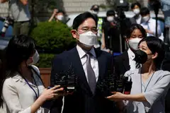HADAPI UNDANG-UNDANG: Pewaris syarikat konglomerat berbilang negara Korea Selatan, Kumpulan Samsung, Encik Jay Y. Lee, hadir di mahkamah hari ini.