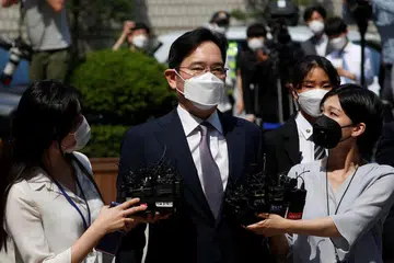 HADAPI UNDANG-UNDANG: Pewaris syarikat konglomerat berbilang negara Korea Selatan, Kumpulan Samsung, Encik Jay Y. Lee, hadir di mahkamah hari ini.