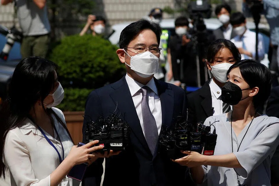 HADAPI UNDANG-UNDANG: Pewaris syarikat konglomerat berbilang negara Korea Selatan, Kumpulan Samsung, Encik Jay Y. Lee, hadir di mahkamah hari ini.