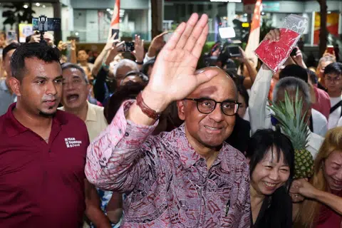 PRESIDEN PILIHAN RAKYAT: Encik Tharman melambai ke arah penyokong setelah undian ditutup sewaktu pilihan raya presiden pada Jumaat.