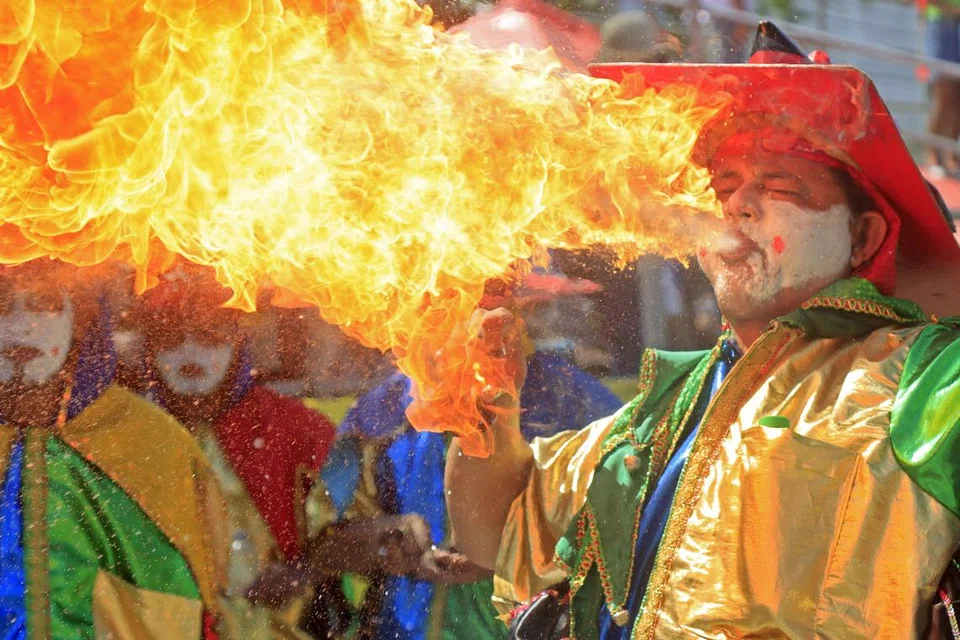 Satu persembahan budaya permainan api dalam sebuah temasya di Sepanyol (gambar hiasan). 