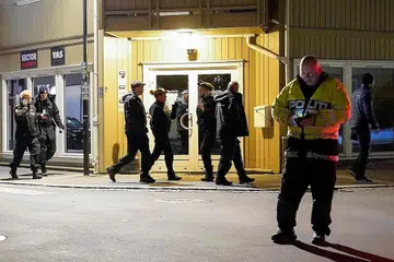 KAWAL KEADAAN: Pegawai polis sedang menyiasat dan mengawal di beberapa tempat kejadian berlakunya serangan busar dan panah di Kongsberg, Norway. - Foto REUTERS