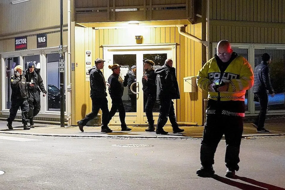 KAWAL KEADAAN: Pegawai polis sedang menyiasat dan mengawal di beberapa tempat kejadian berlakunya serangan busar dan panah di Kongsberg, Norway. - Foto REUTERS