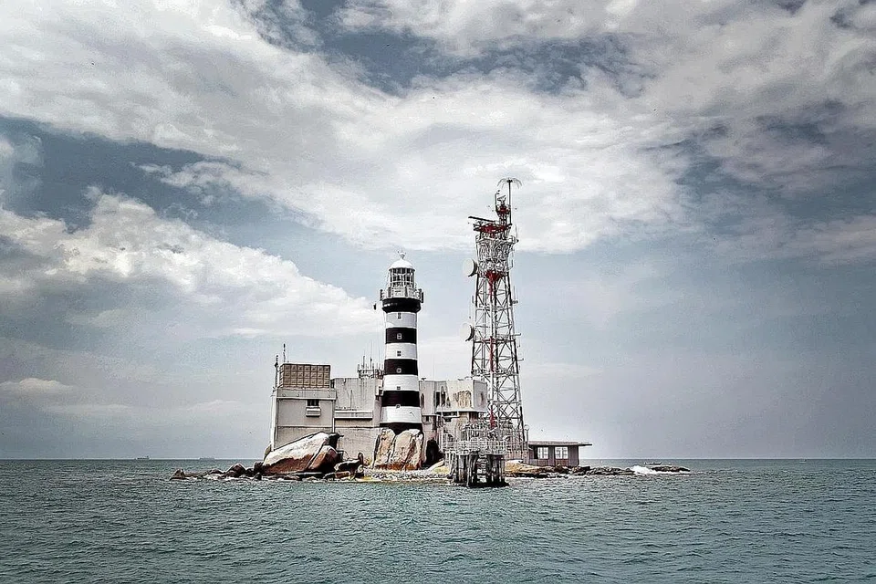 Keputusan membatalkan tuntutan ke atas Pedra Branca (gambar atas) bermakna Malaysia tidak lagi boleh membuat sebarang tuntutan pada masa depan. - Foto fail