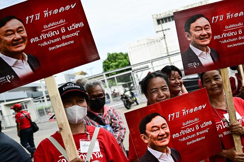 DISAMBUT MERIAH: Penyokong kuat bergelar ‘Baju Merah’ berkumpul di luar Lapangan Terbang Don Mueang di Bangkok bagi menyambut kepulangan mantan Perdana Menteri, Encik Thaksin Shinawatra.