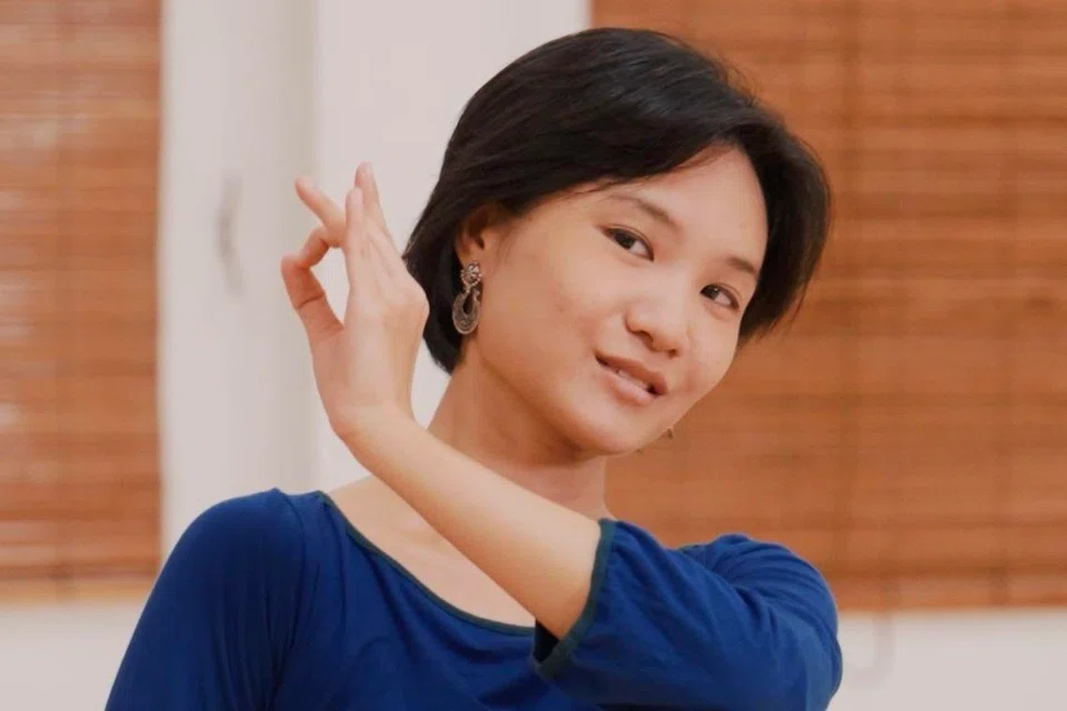 Cik Wong Yong En, 26 tahun, seorang penyanyi yang terlatih dalam muzik klasik Barat tetapi juga seorang penari Odissi yang berlatih secara aktif. 