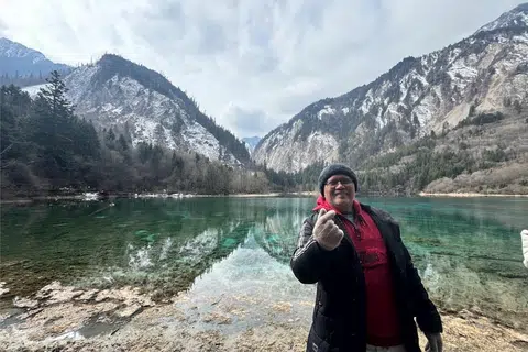 Encik Sujimy Mohamad di tasik biru Jiuzhaigou di Chengdu.