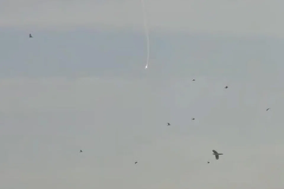 Serpihan yang dipercayai daripada pemintasan peluru berpandu dari arah Lapangan Terbang Antarabangsa Dubai kelihatan di udara dan jatuh di sekitar kawasan perumahan Mirdif di Dubai pada 1 Mac.