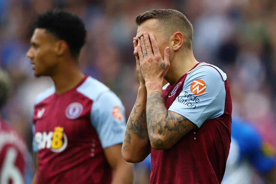 Pemain pertahanan, Lucas Digne (kanan) dan penyerang Aston Villa, Ollie Watkins, kelihatan kecewa kerana tidak dapat memanfaatkan kekalahan Tottenham kepada Liverpool untuk mengesahkan kelayakan Eropah. 