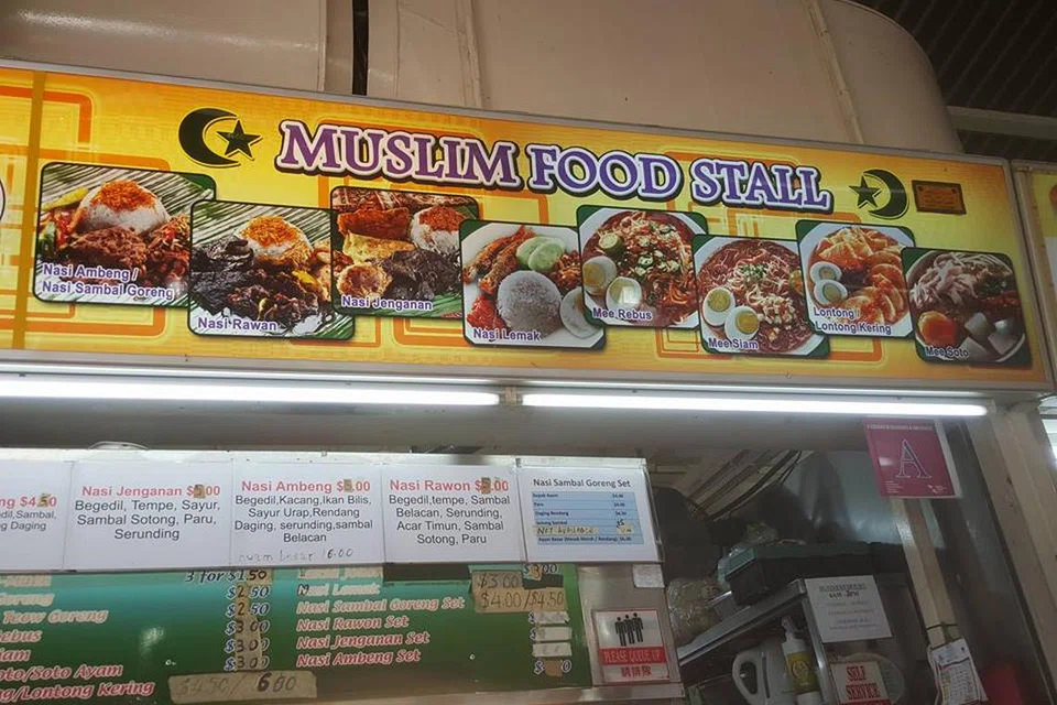 TERIMA MAKLUM BALAS NEGATIF: Muslim Food Stall yang terletak di 21 Marsiling Lane mempunyai lebih 2,800 rating dengan 4.6 bintang di aplikasi Grab.