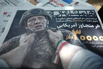 Naskhah akhbar harian Iran, Hamshahri, yang memaparkan gambar seorang askar Amerika Syarikat dan tajuk dalam bahasa Parsi berbunyi “AS$30,000 ($38,342) bagi sesiapa yang membunuh atau menangkap seorang askar Amerika”, dipamerkan di sebuah gerai di Teheran, Iran, pada 17 Ogos 2026.  Perkembangan itu berlaku ketika ketegangan Amerika-Iran kekal tinggi selepas Presiden Donald Trump menolak untuk melanjutkan perjanjian rangka kerja 60 hari dengan Teheran dan menegaskan Iran tidak boleh memiliki senjata nuklear.