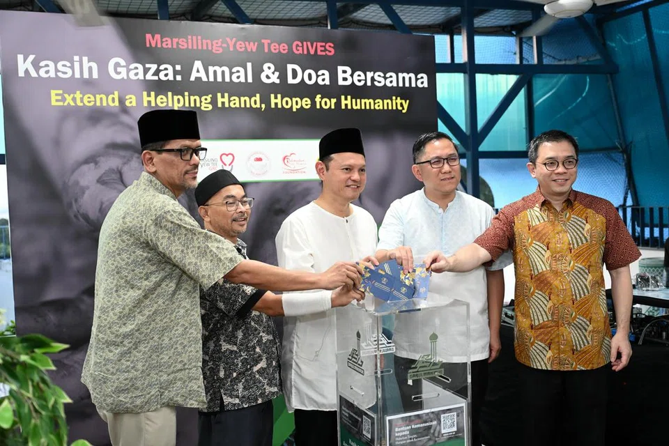 (Dari kiri) Ketua Pegawai Eksekutif Yayasan Rahmatan Lil Alamin (RLAF), Encik Adnan Abdul Hamid; Pengerusi Eksekutif Kanan Masjid An-Nur, Encik Juraiman Rahim; Menteri Negara Kanan (Pertahanan merangkap Tenaga Manusia), Encik Zaqy Mohamad; Mayor CDC North West, Encik Alex Yam; dan penasihat kedua Pertubuhan Akar Umbi (GRO) Limbang, Encik Ong Teng Koon, merasmikan usaha sama kawasan undi Marsiling-Yew Tee dan Yayasan Rahmatan Lil Alamin (RLAF) pada 14 November.