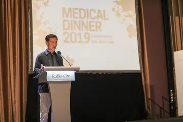 BERKHIDMAT UNTUK RAKYAT DAN NEGARA: Menteri Pendidikan Ong Ye Kung semasa berucap di majlis jamuan malam Sekolah Perubatan Yong Loo Lin School menekankan pentingnya kakitangan dan institusi awam mendukung etika dan memberi perkhidmatan yang baik. - Foto KEMENTERIAN PENDIDIKAN